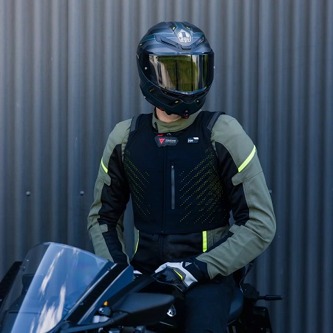 El Dainese Smart Air consigue una integración perfecta entre un aribag de moto y una chaqueta.