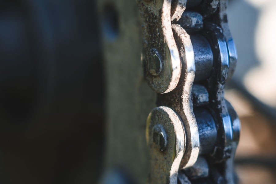 El engrase de la cadena en una motocicleta.