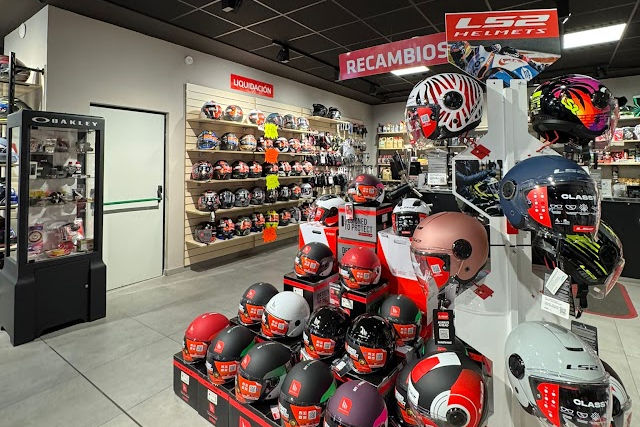 En nuestra tienda de Benidorm disponemos de una amplia colección en todo tipo de cascos para moto