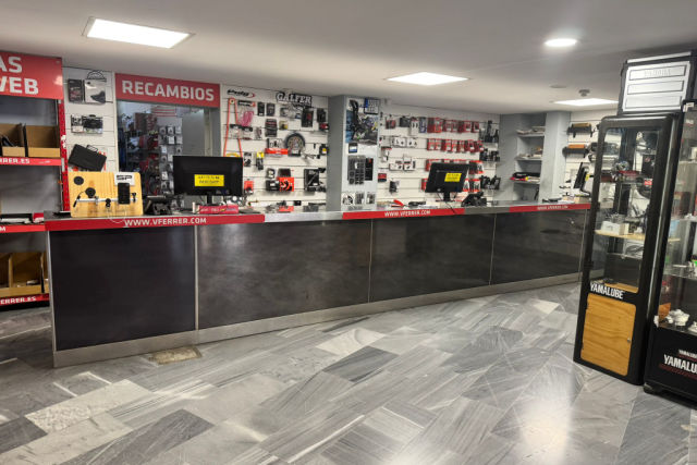 Motorecambios VFerrer interior tienda Valencia calle 9 de Octubre - vista del mostrador de venta de recambios