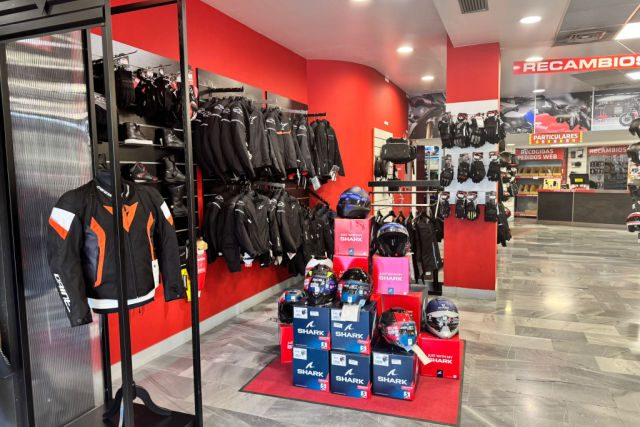 Motorecambios VFerrer interior tienda Valencia calle 9 de Octubre - Parte de la zona de boutique para el motorista